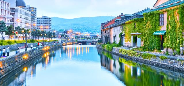 10,000 LED Lights in Hokkaido, Japan Make The Otaru Canal At Night Like A Dream